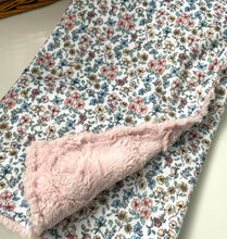 Load image into Gallery viewer, Dainty Floral Cozy Blanket